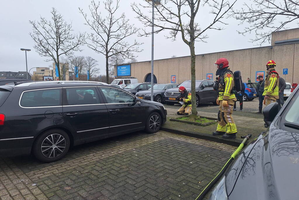 Brandweer ingezet voor rook onder motorkap