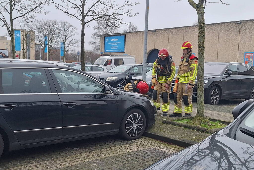 Brandweer ingezet voor rook onder motorkap