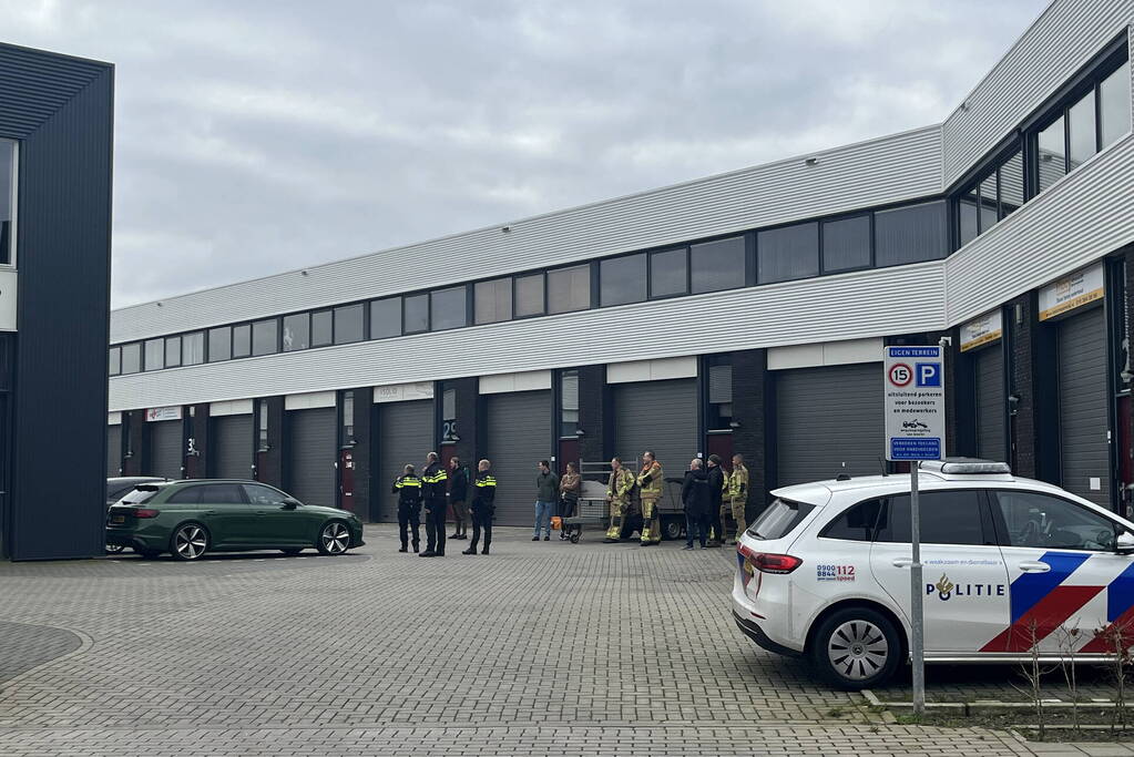 Brandweer verricht metingen in bedrijfspand