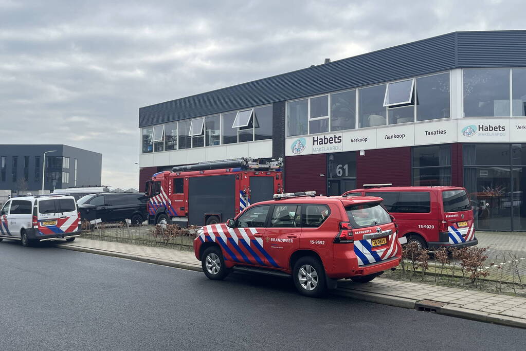 Brandweer verricht metingen in bedrijfspand