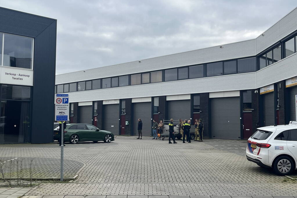 Brandweer verricht metingen in bedrijfspand