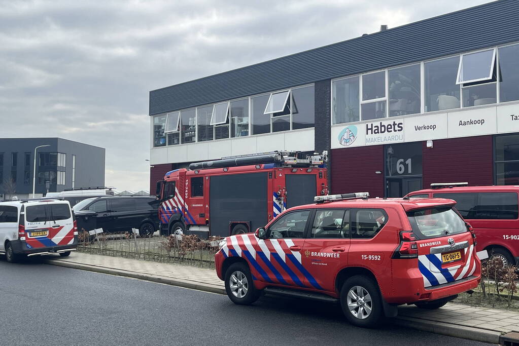 Brandweer verricht metingen in bedrijfspand