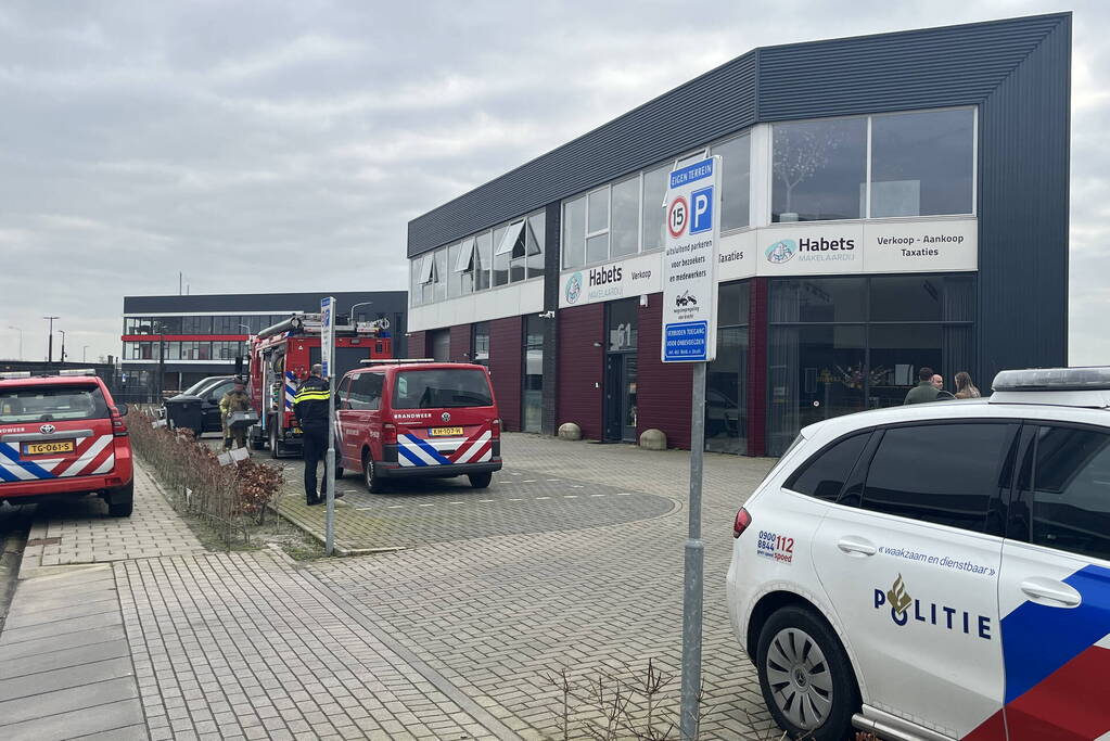 Brandweer verricht metingen in bedrijfspand