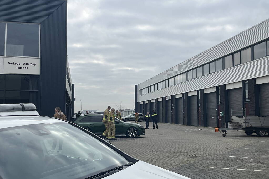 Brandweer verricht metingen in bedrijfspand