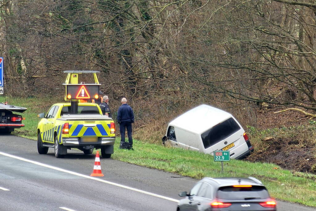 Politiebus belandt in greppel naast snelweg