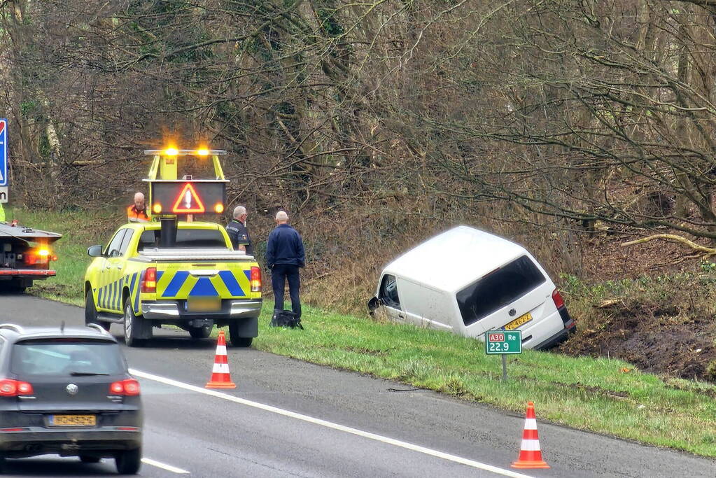 Politiebus belandt in greppel naast snelweg