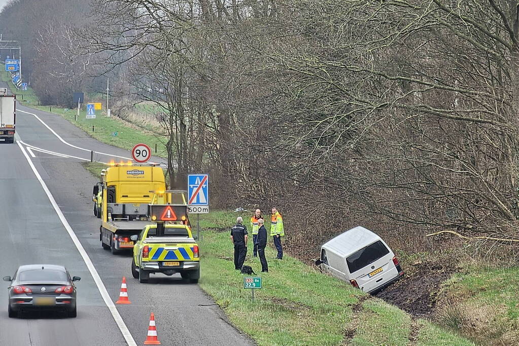 Politiebus belandt in greppel naast snelweg