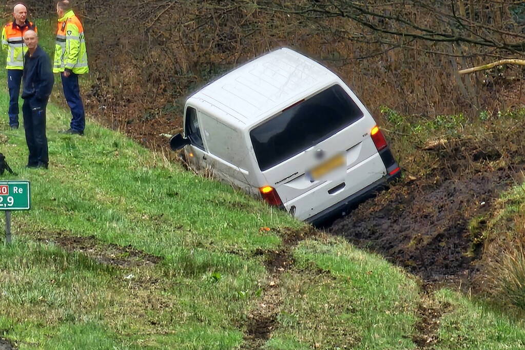 Politiebus belandt in greppel naast snelweg