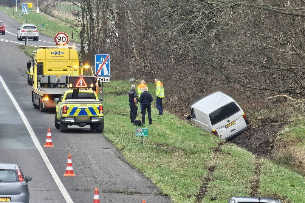 Politiebus belandt in greppel naast snelweg