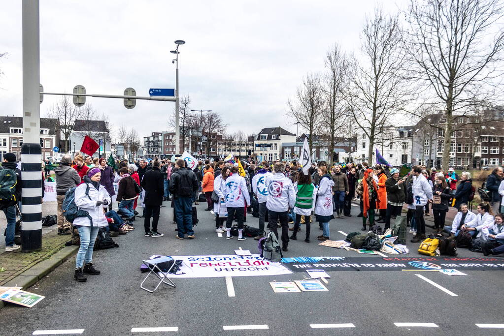 XR-demonstranten blokkeren verkeersader