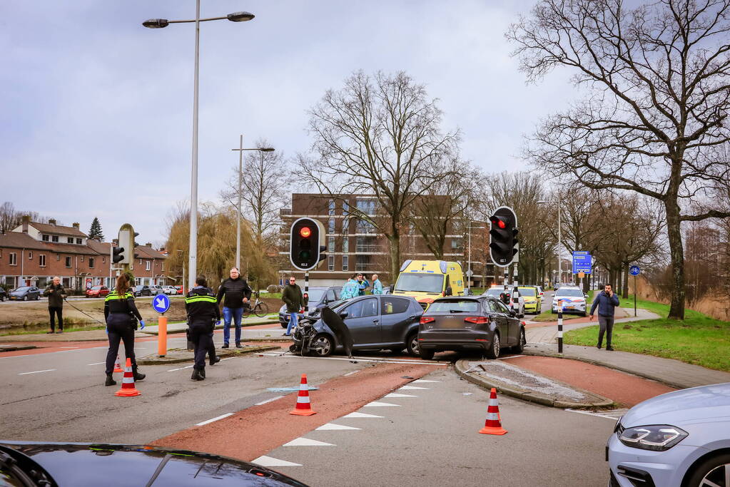 Gewonde en enorme schade na frontale botsing op kruising