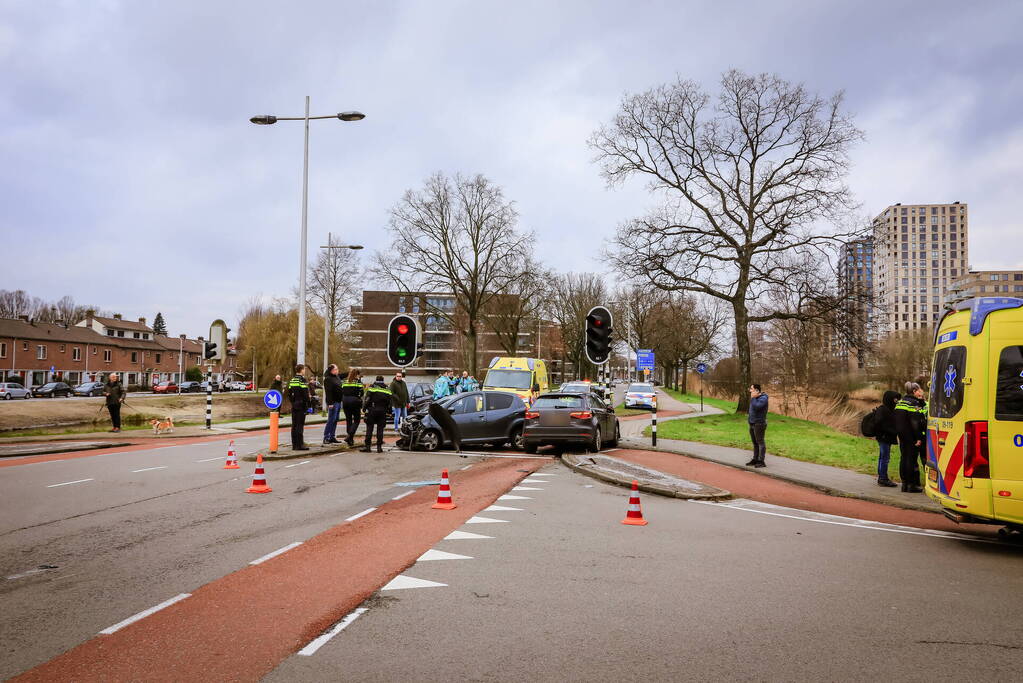 Gewonde en enorme schade na frontale botsing op kruising