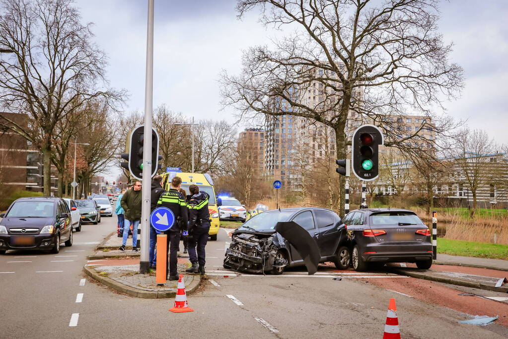 Gewonde en enorme schade na frontale botsing op kruising