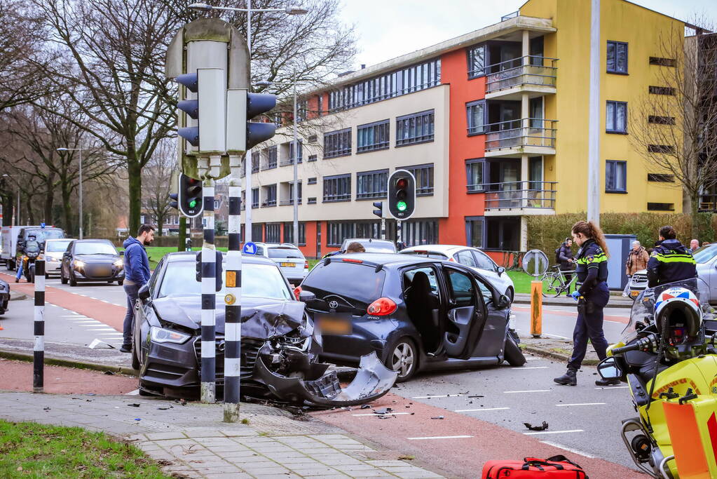 Gewonde en enorme schade na frontale botsing op kruising