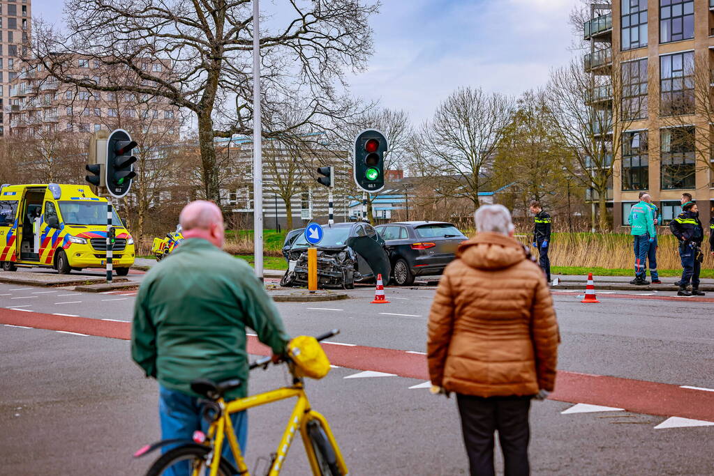 Gewonde en enorme schade na frontale botsing op kruising