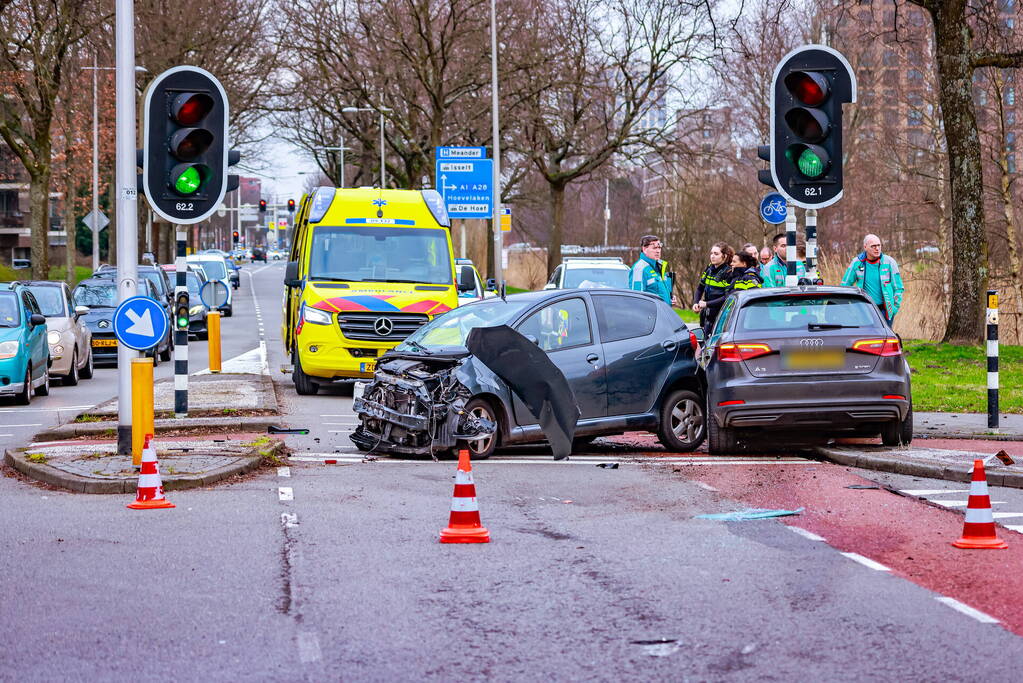 Gewonde en enorme schade na frontale botsing op kruising