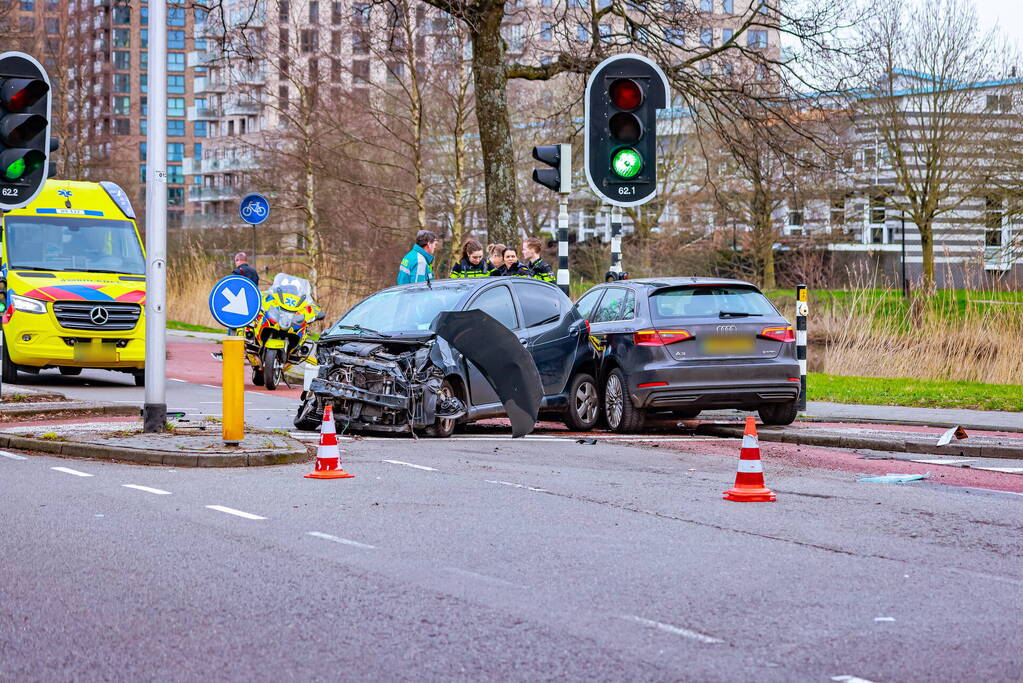 Gewonde en enorme schade na frontale botsing op kruising