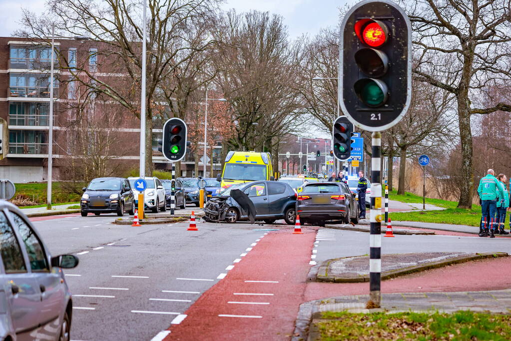 Gewonde en enorme schade na frontale botsing op kruising