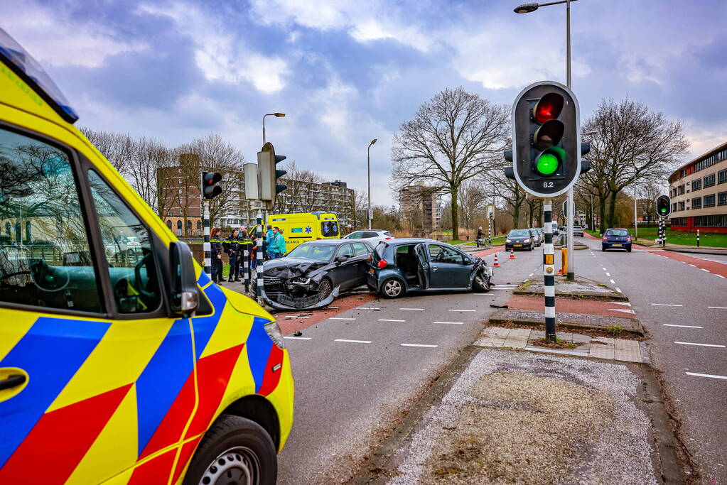 Gewonde en enorme schade na frontale botsing op kruising