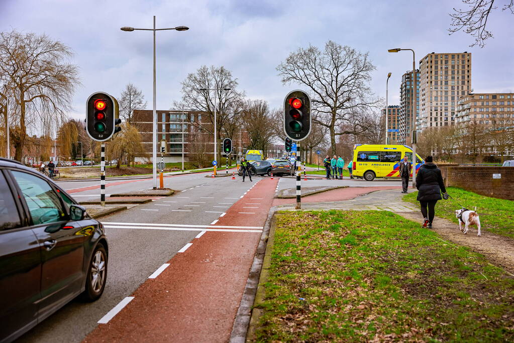 Gewonde en enorme schade na frontale botsing op kruising