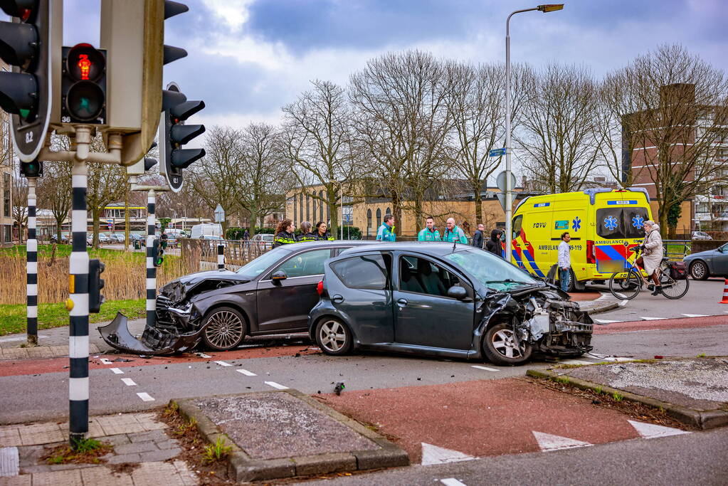 Gewonde en enorme schade na frontale botsing op kruising