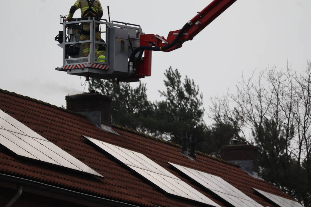 Brand in schoorsteen van woning