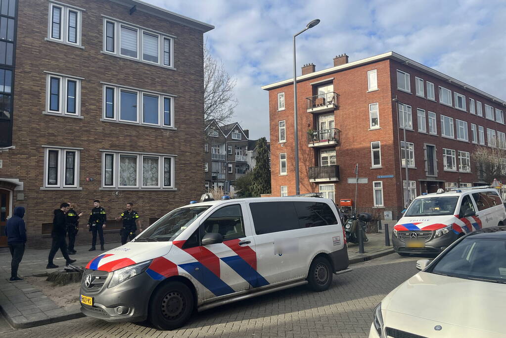 Maaltijdbezorger bedreigt en beroofd in woonwijk