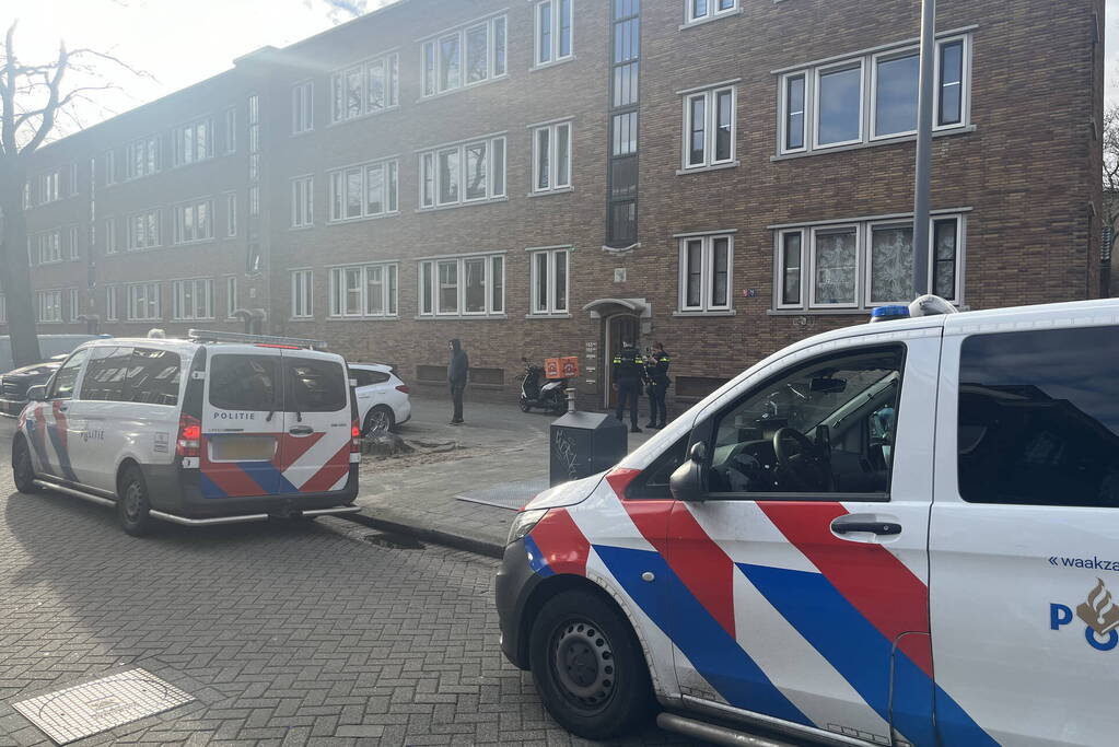 Maaltijdbezorger bedreigt en beroofd in woonwijk