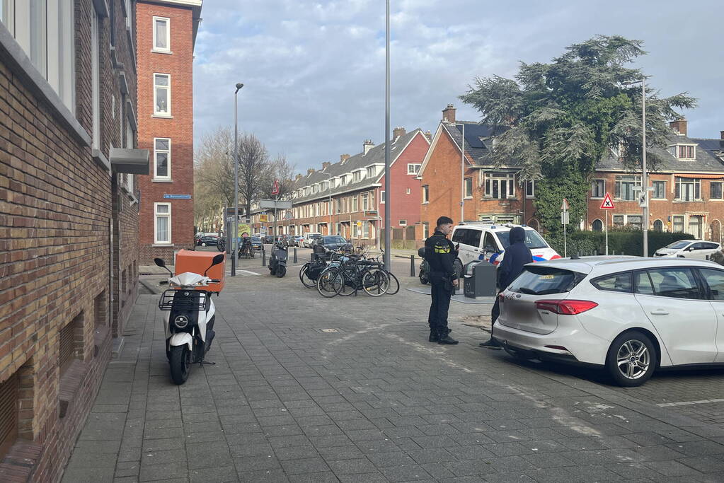 Maaltijdbezorger bedreigt en beroofd in woonwijk