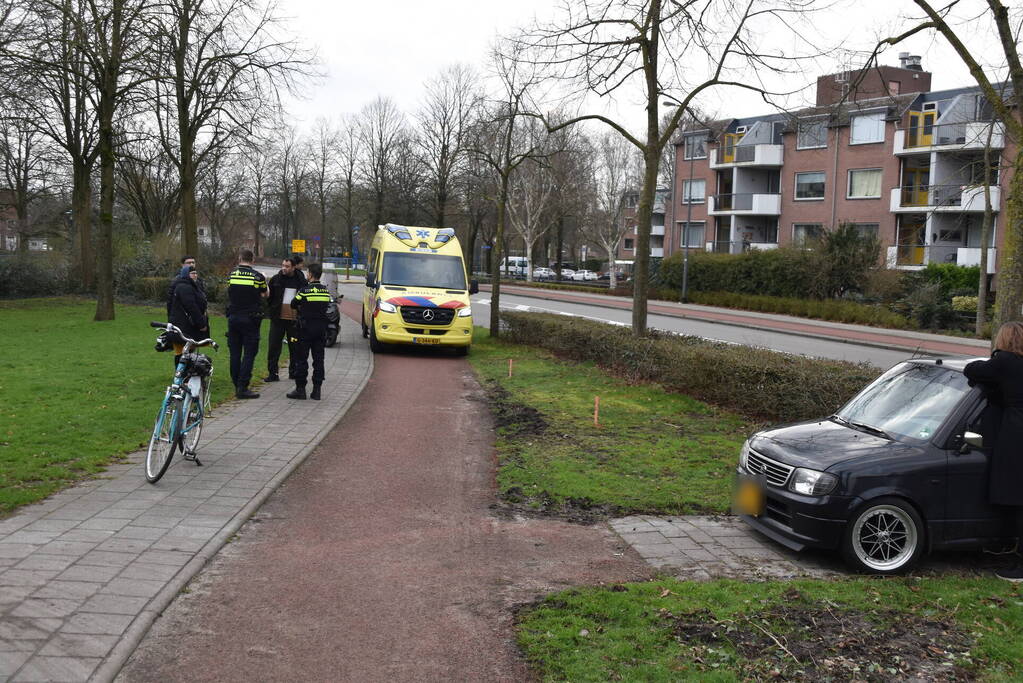 Fietser geschept door auto tijdens overteken