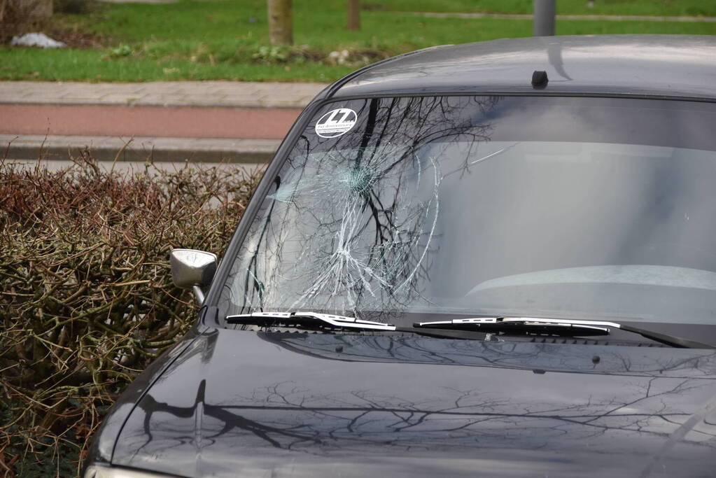 Fietser geschept door auto tijdens overteken