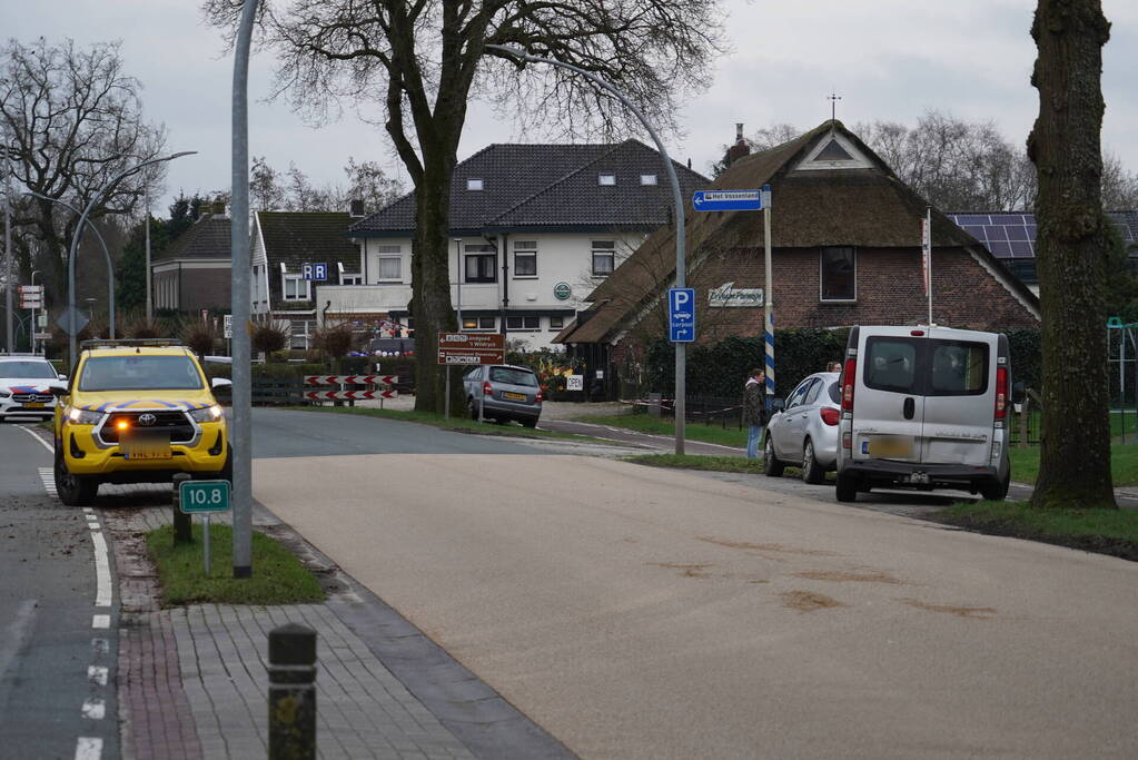 Bestelbus en auto met elkaar in botsing