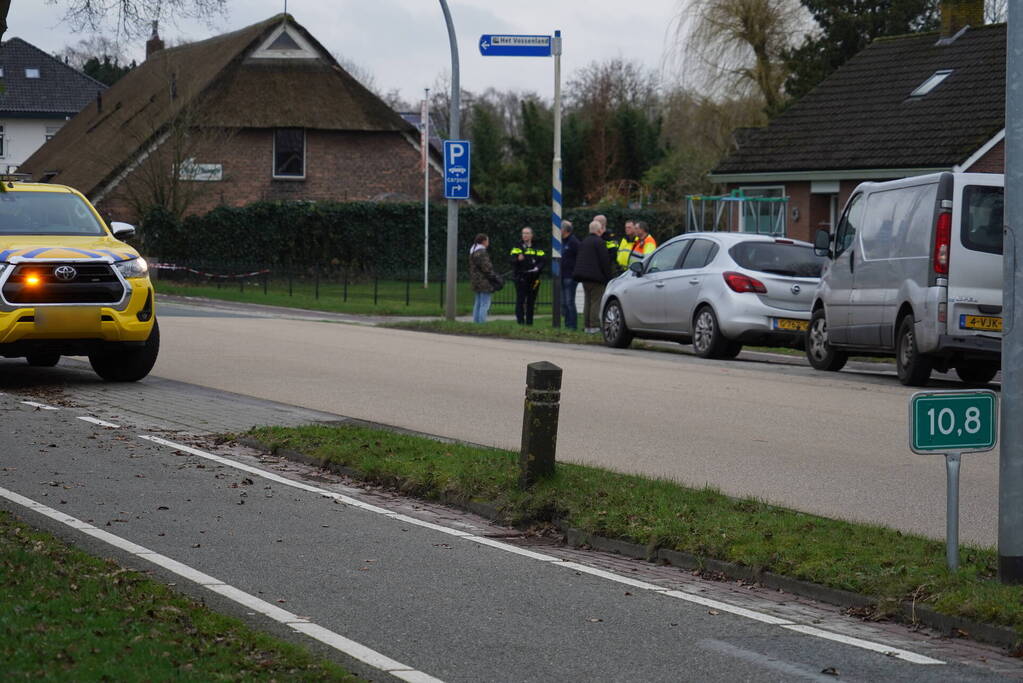 Bestelbus en auto met elkaar in botsing