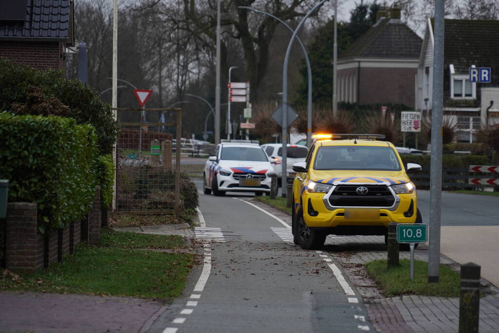 Bestelbus en auto met elkaar in botsing