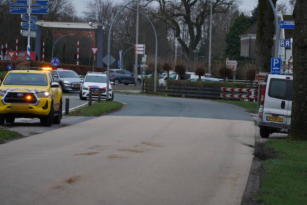 Bestelbus en auto met elkaar in botsing