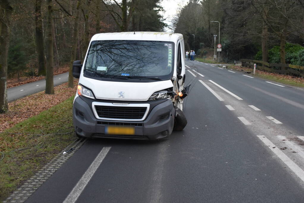 Gewonde en flinke schade na aanrijding tussen drie voertuigen