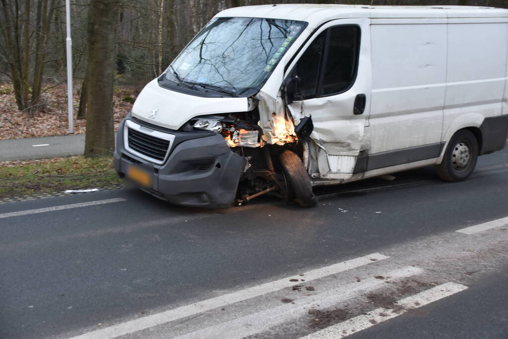 Gewonde en flinke schade na aanrijding tussen drie voertuigen