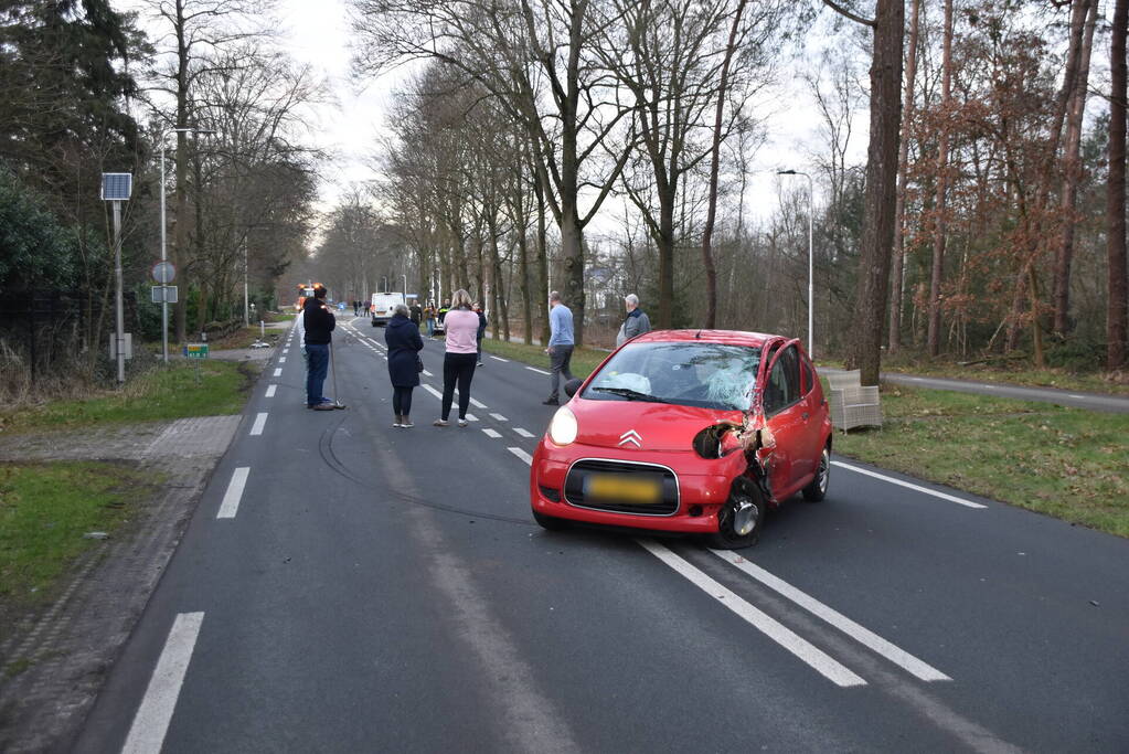 Gewonde en flinke schade na aanrijding tussen drie voertuigen