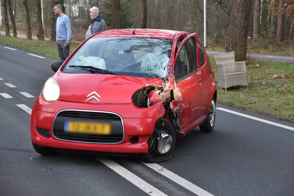 Gewonde en flinke schade na aanrijding tussen drie voertuigen