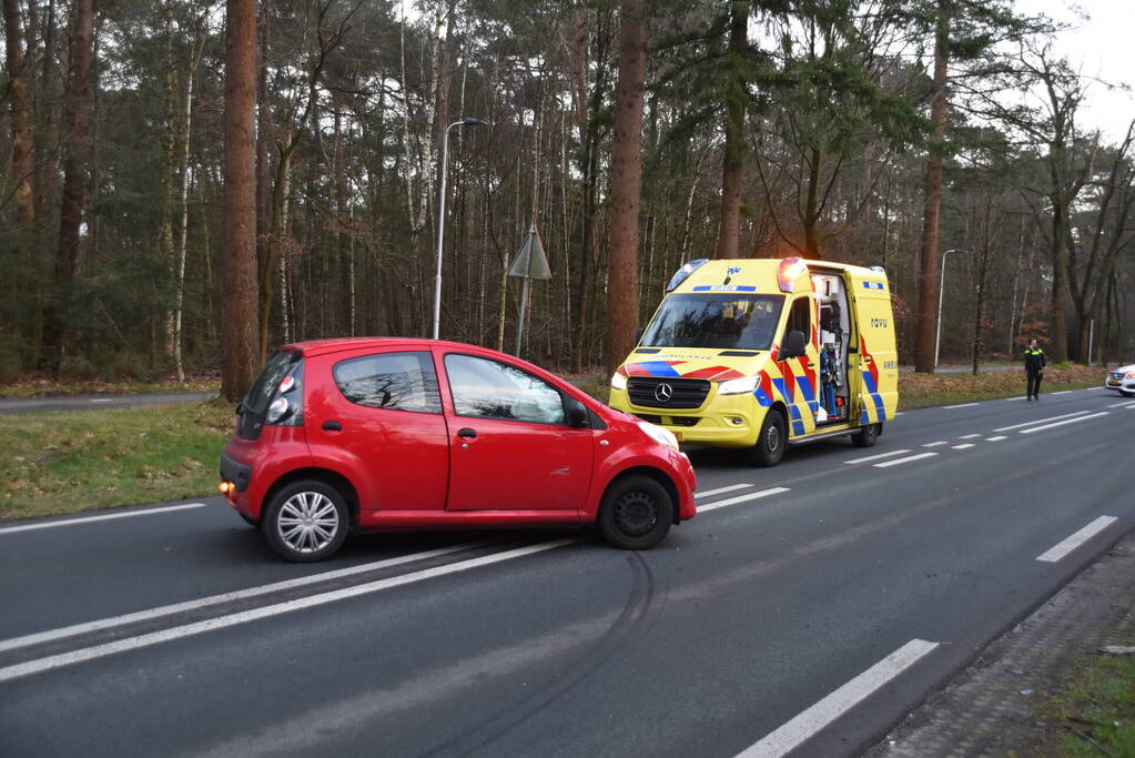 Gewonde en flinke schade na aanrijding tussen drie voertuigen