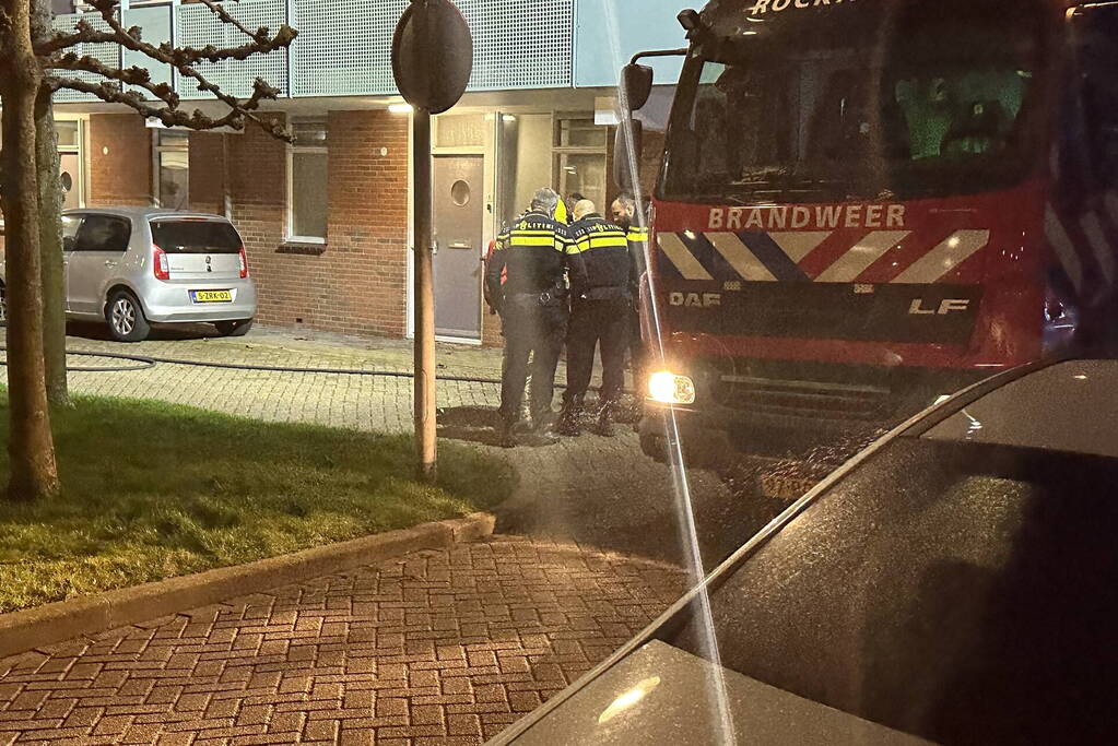 Rookontwikkeling bij brand op eerste verdieping van woning