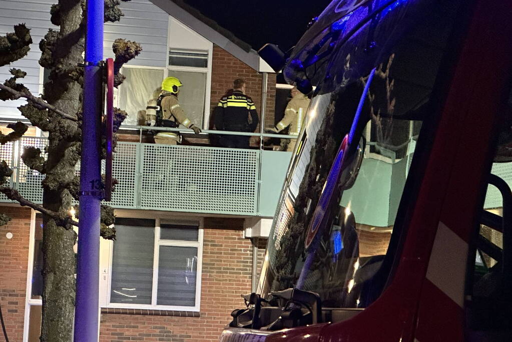 Rookontwikkeling bij brand op eerste verdieping van woning