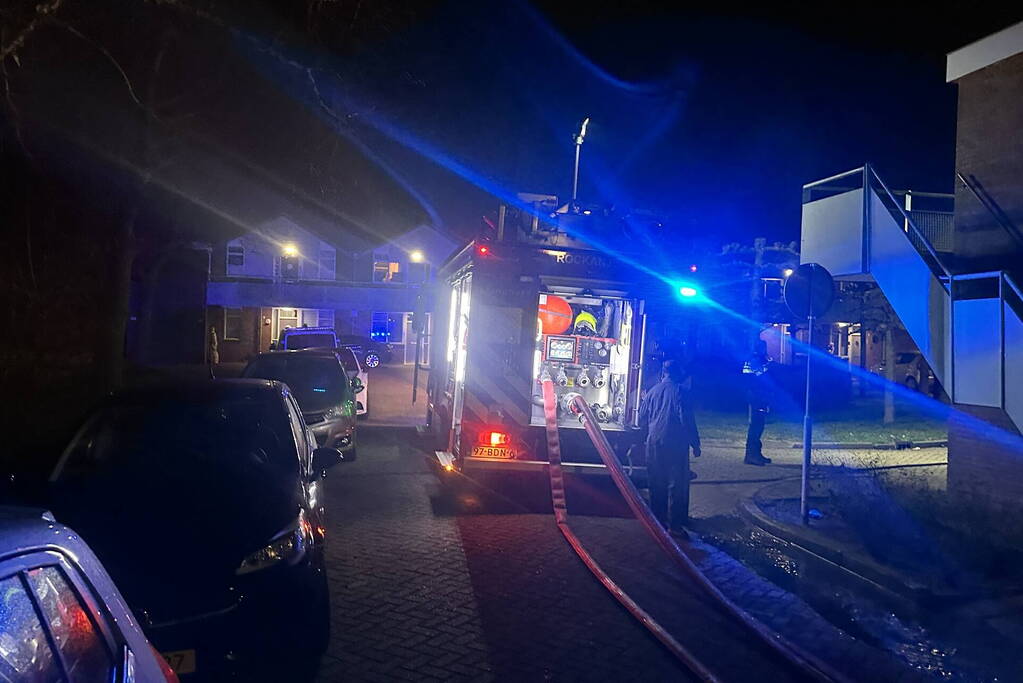 Rookontwikkeling bij brand op eerste verdieping van woning