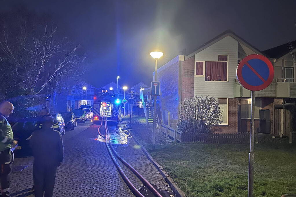 Rookontwikkeling bij brand op eerste verdieping van woning