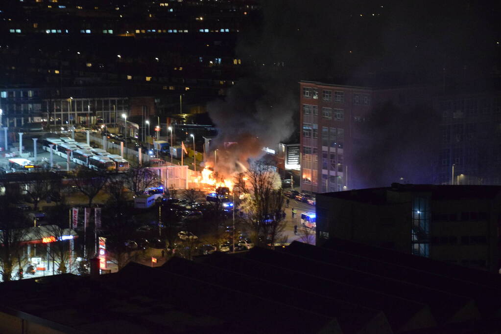 Traangas ingezet en dienstvoertuigen in brand bij rellen