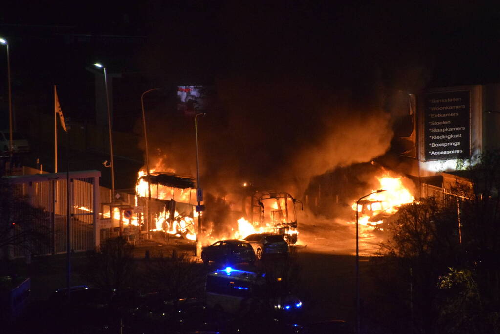 Traangas ingezet en dienstvoertuigen in brand bij rellen