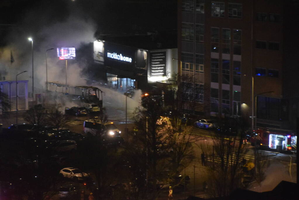 Traangas ingezet en dienstvoertuigen in brand bij rellen