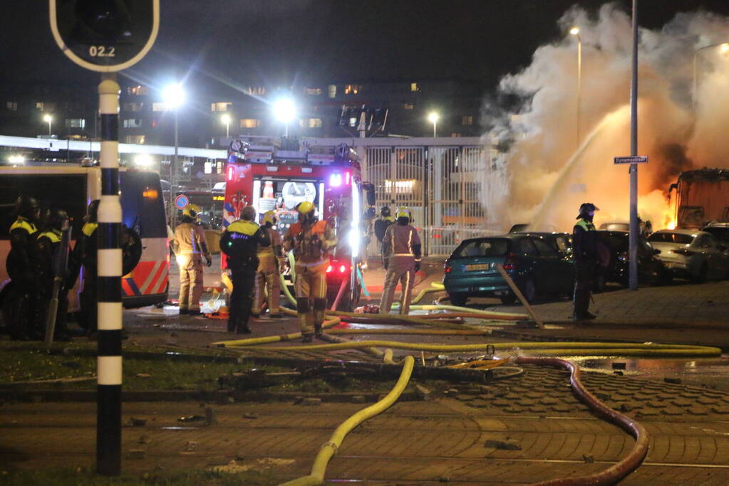 Traangas ingezet en dienstvoertuigen in brand bij rellen