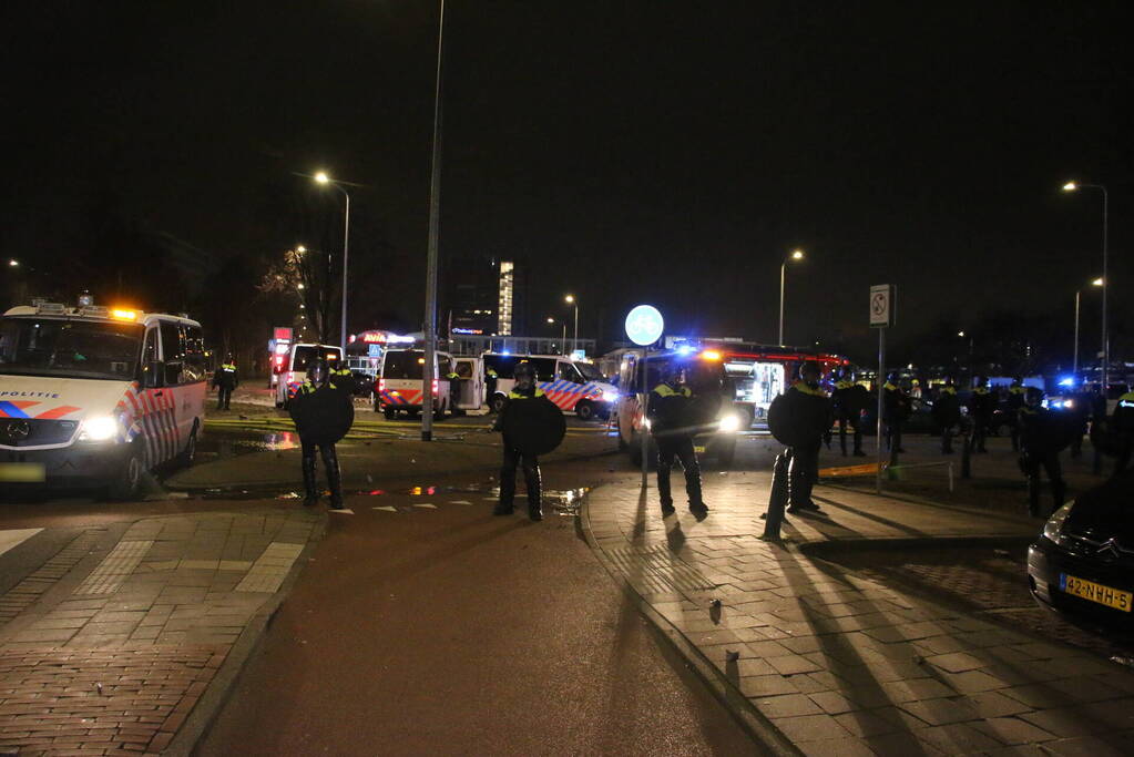 Traangas ingezet en dienstvoertuigen in brand bij rellen