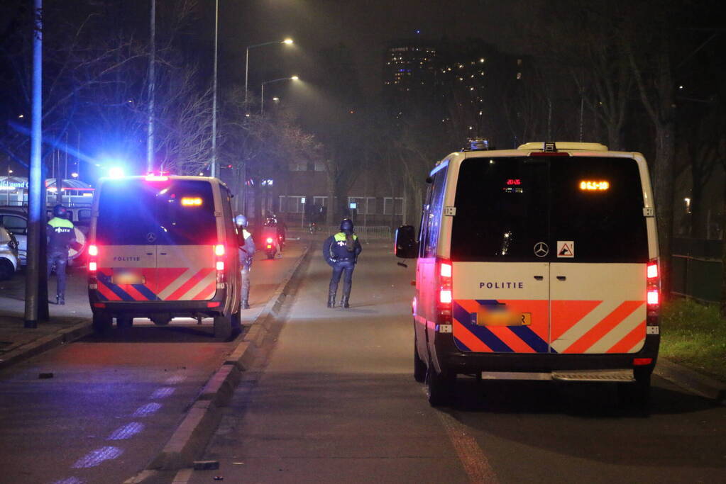 Traangas ingezet en dienstvoertuigen in brand bij rellen